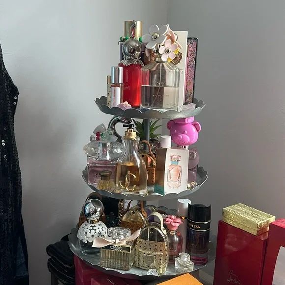 Please like to be notified of my upcoming show today 30 mins. - Picture 1 of 1